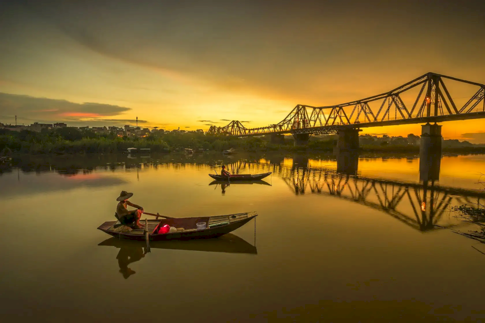 The impeccable view of Long Bien Bridge during sunrise
